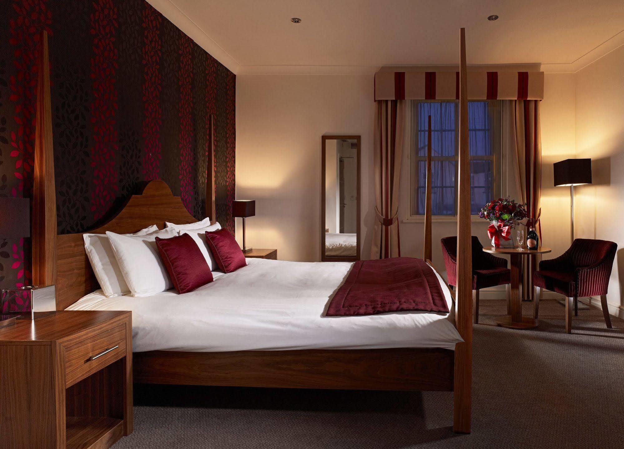 The Boleyn Hotel Staines-upon-Thames Exterior foto